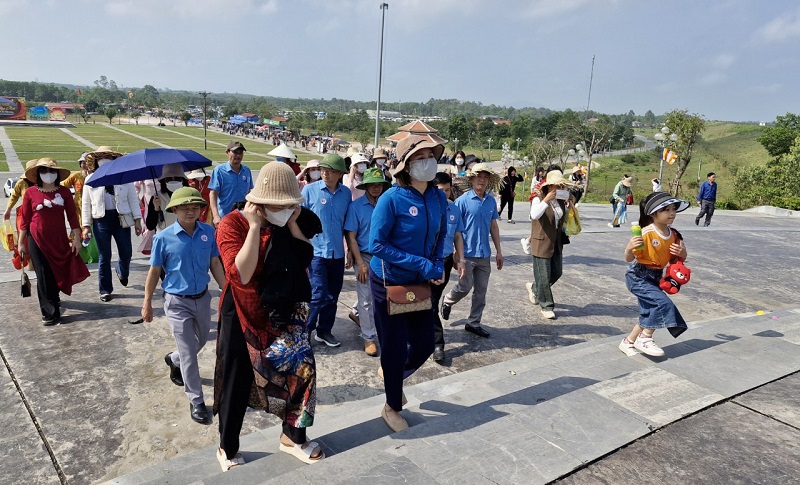 On January 8 alone, there were about 6,000 people and tourists coming to offer incense and visit Huong Tich Pagoda.