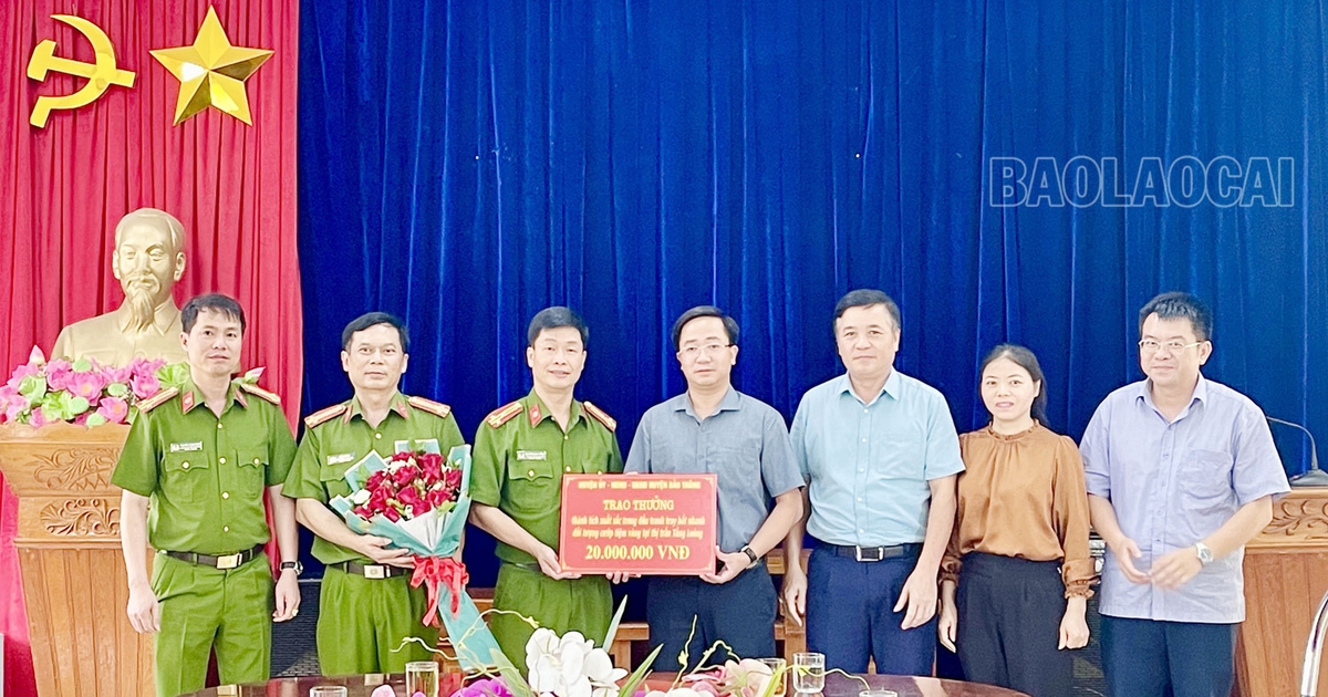 Bao Thang District Police awarded for their achievements in quickly capturing the gold shop robber