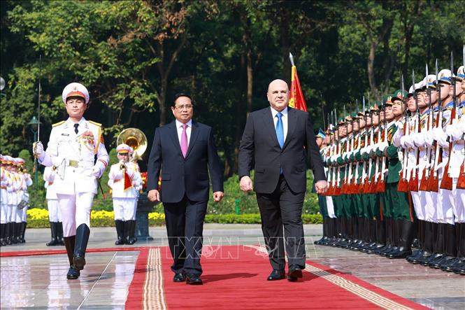 Thủ tướng Phạm Minh Chính và Thủ tướng Liên bang Nga Mikhail Vladimirovich Mishustin duyệt Đội danh dự Quân đội nhân dân Việt Nam. Ảnh: TTXVN