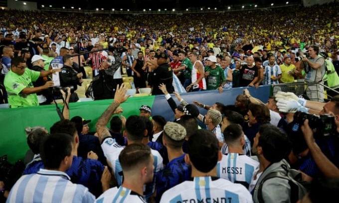 Messi và đồng đội trấn an CĐV, nhưng không thành trước trận Brazil - Argentina sáng 22/11 tại vòng loại World Cup, trên sân Maracana. Ảnh: Reuters