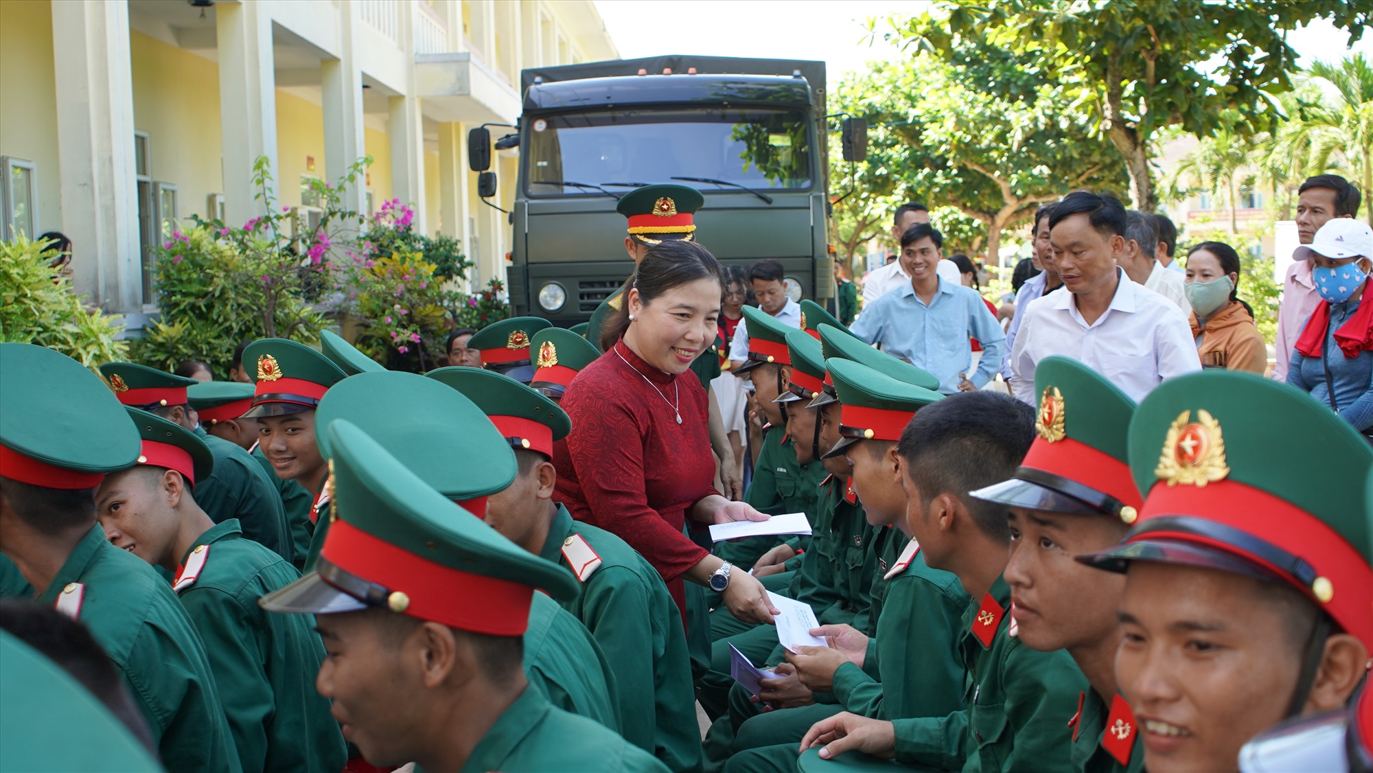 Vice Chairwoman of Nong Son District People's Committee - Nguyen Thi Thu Thuy presents gifts and encourages new soldiers at Regiment 142, Division 315. Photo: MINH TAM