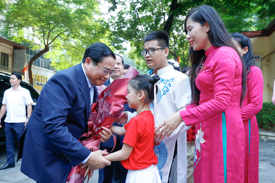 グエン・ディン・チエウ中学校の生徒たちが首相に新鮮な花束を贈呈 - 写真: VGP/Nhat Bac