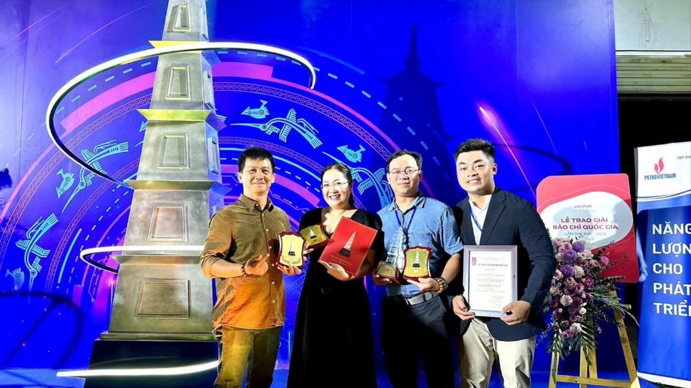 ทีมงานสร้างภาพยนตร์: Ngo Quang Thinh, Vu Quang Lam, Pham Ngoc Lan, Truong Ngoc Dung, Vu Nguyen Thanh Khoi