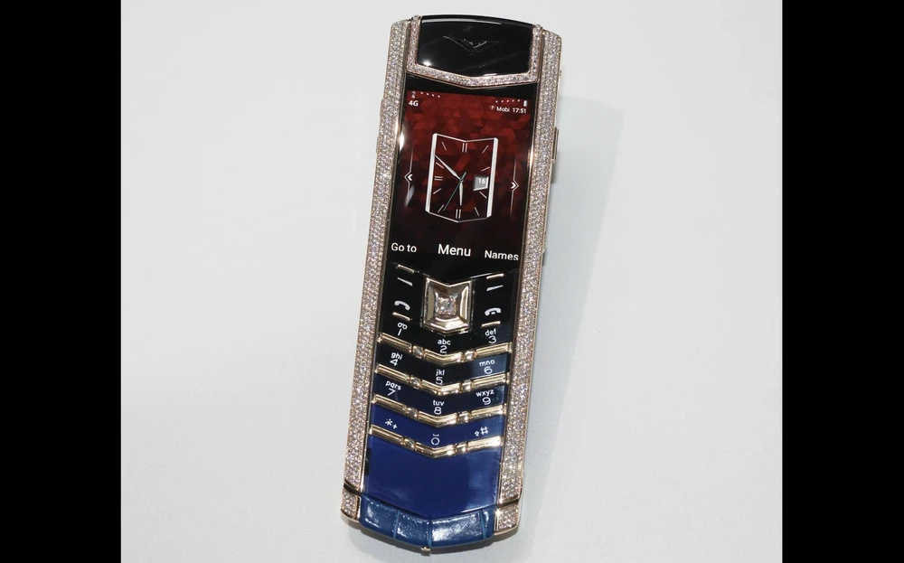 Vertu Signature à vendre est une mise à niveau de la 2G à la 4G qui est apparue sur le marché vietnamien.