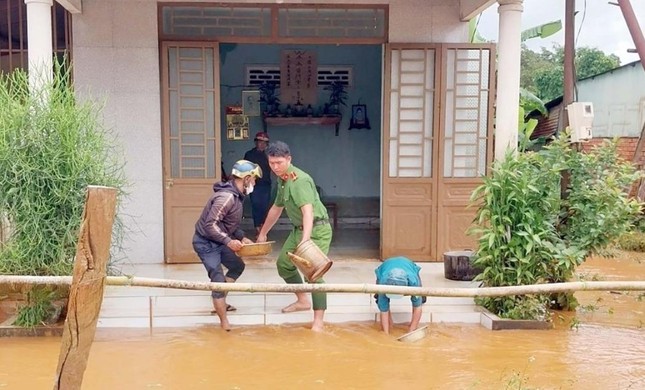 Warning of high tide in the lower Saigon River reaches its peak, a commune in Binh Phuoc is deeply flooded photo 3