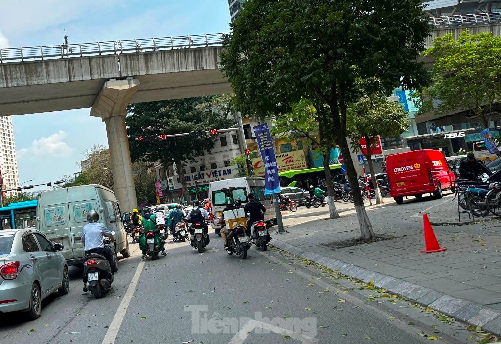 ภาพระยะใกล้ของที่จอดรถสำหรับผู้โดยสารรถไฟจากสถานีรถไฟ Nhon - Hanoi ภาพที่ 8