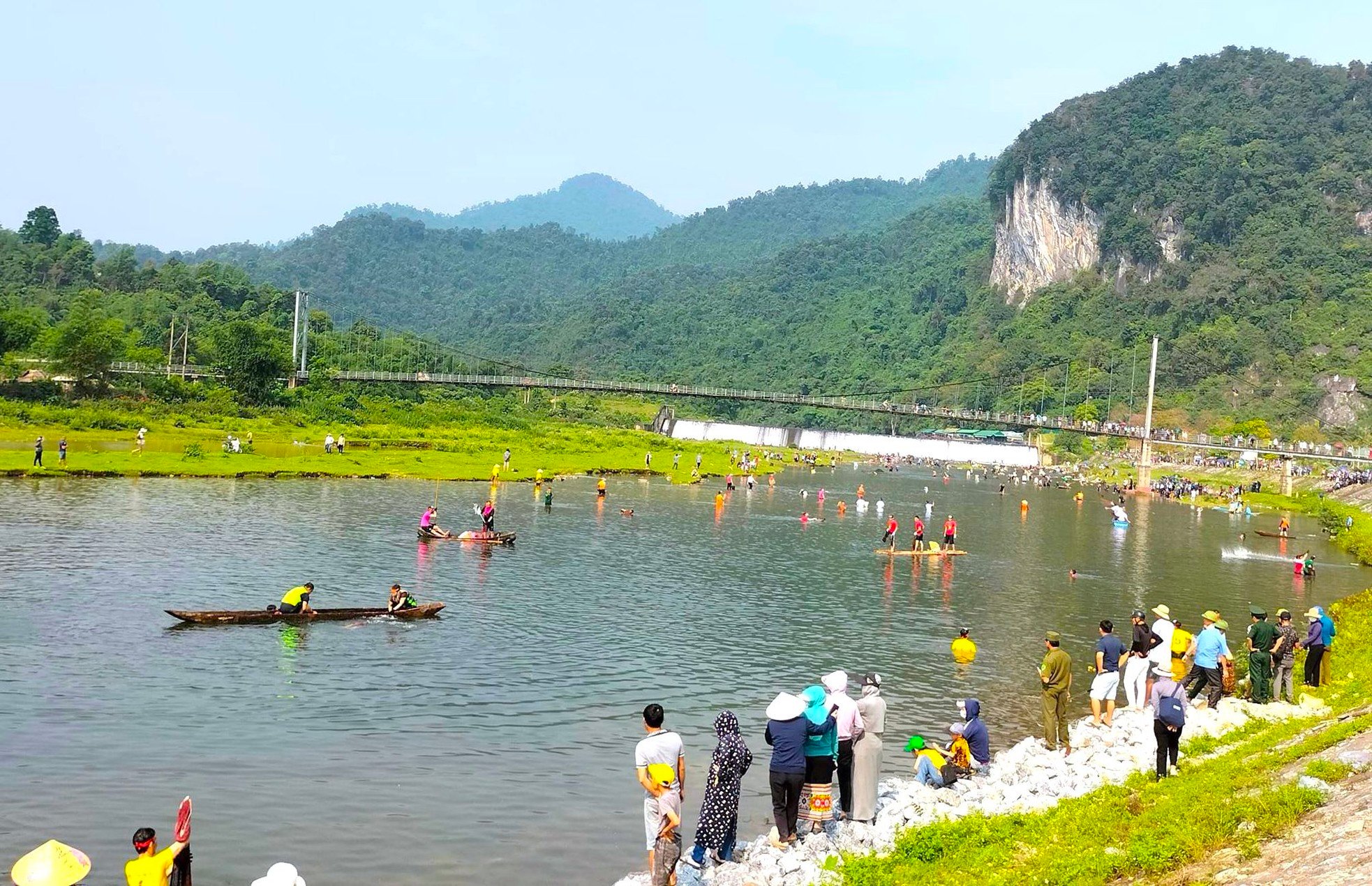 ชาวบ้านนับพันนำแหมาแข่งขันจับปลาที่แม่น้ำ ภาพที่ 11