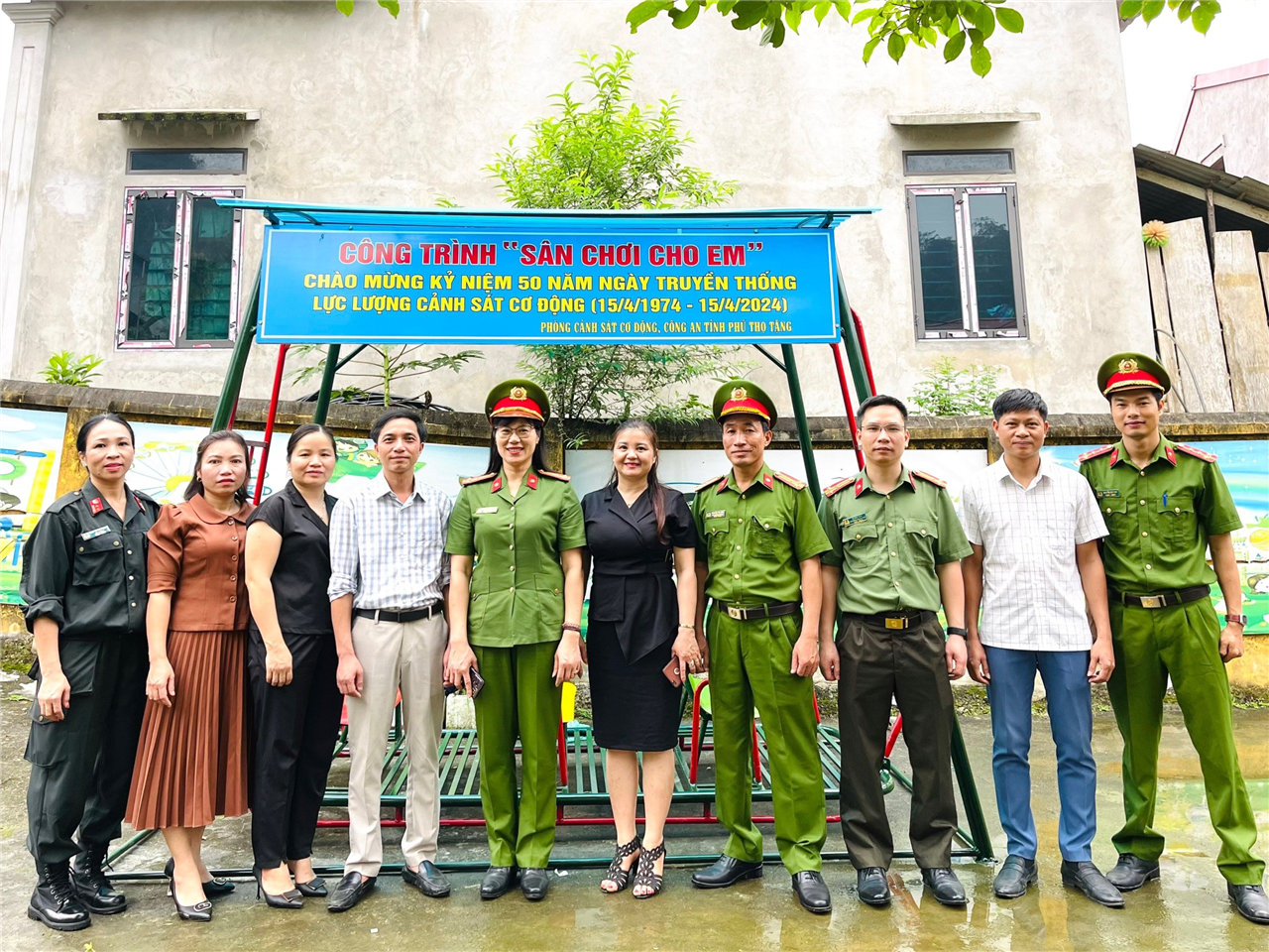 Trao tặng công trình “Sân chơi cho em” cho trẻ em vùng đồng bào dân tộc