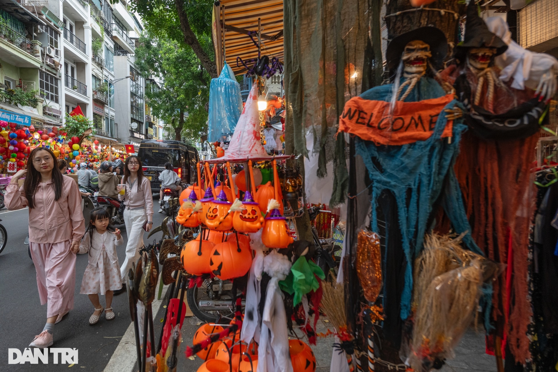 Mặt nạ Ronaldo, Messi khuấy đảo phố Hàng Mã mùa Halloween - 2