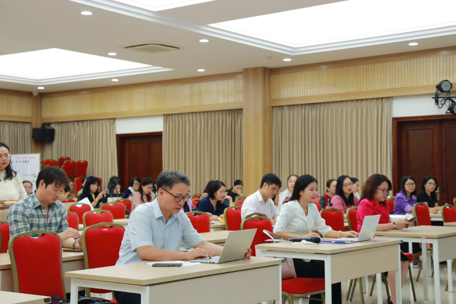 Secondary school literature teachers in Hoan Kiem district participated in the training.