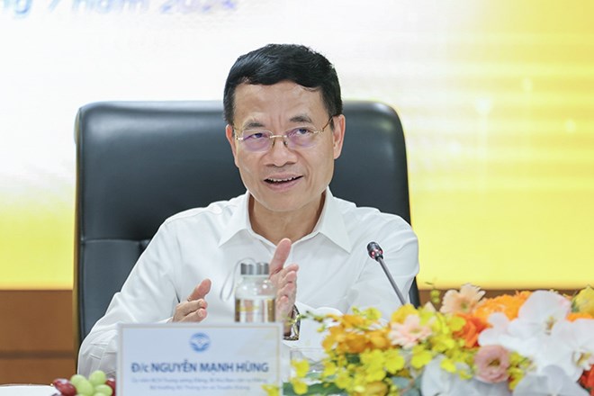 Le ministre Nguyen Manh Hung parle de l'orientation professionnelle et des études à l'étranger