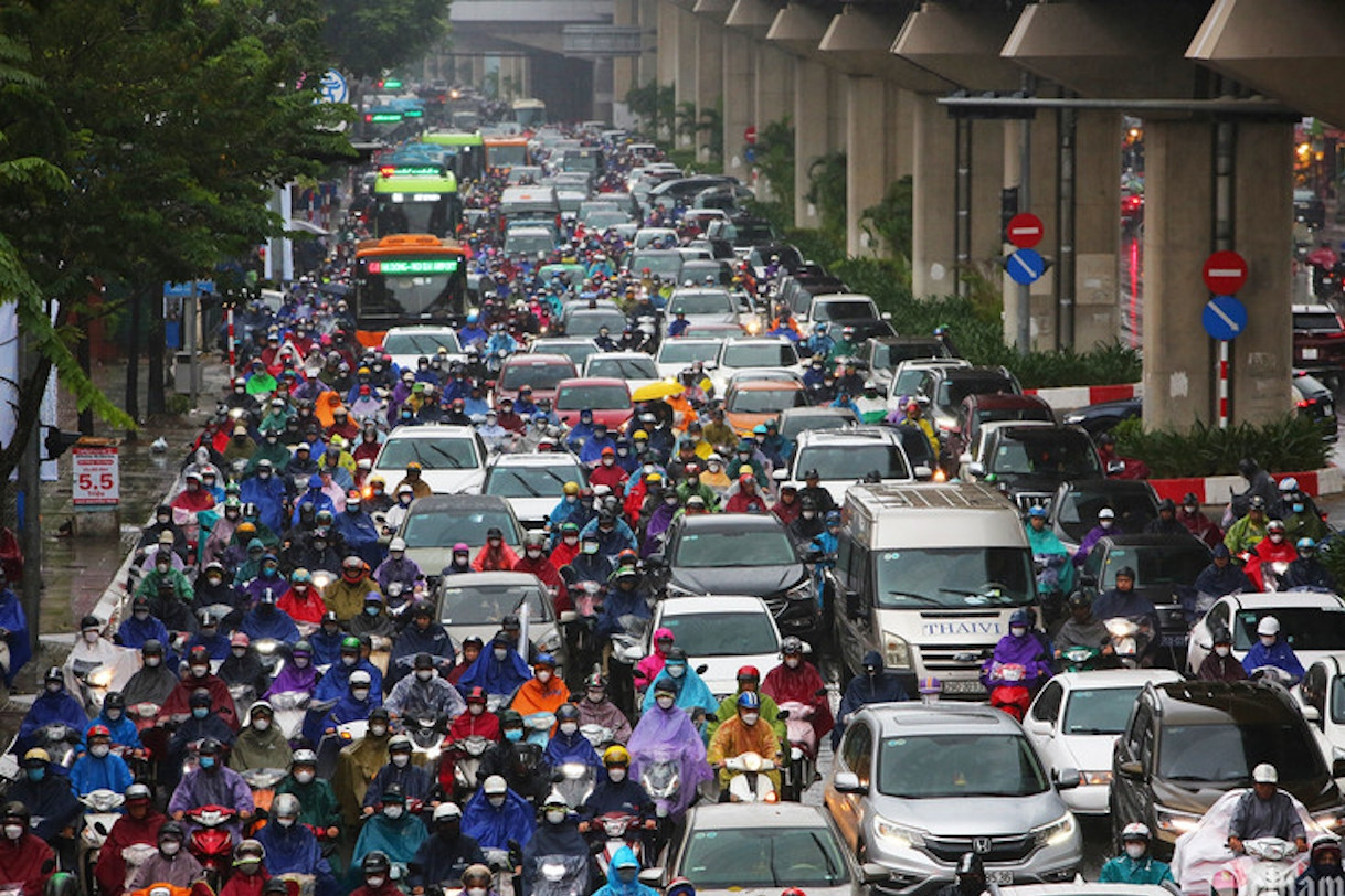 ¿La congestión del tráfico en Hanoi se debe a los vehículos particulares que circulan libremente?