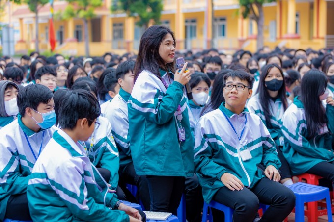 Students of An Thi High School talk with the contest organizers.