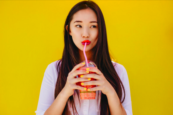 The habit of using straws easily causes wrinkles around the lips.