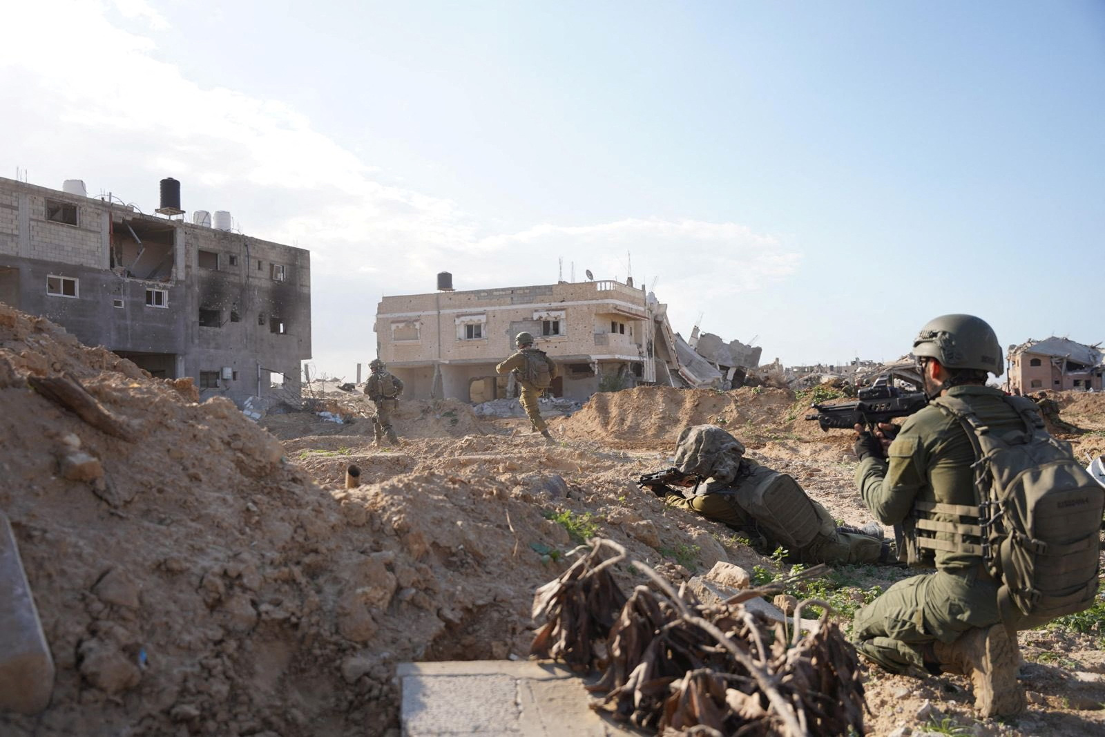 Israel đột kích bệnh viện lớn nhất Gaza, bắt giữ 100 'nghi phạm' - Ảnh 1.