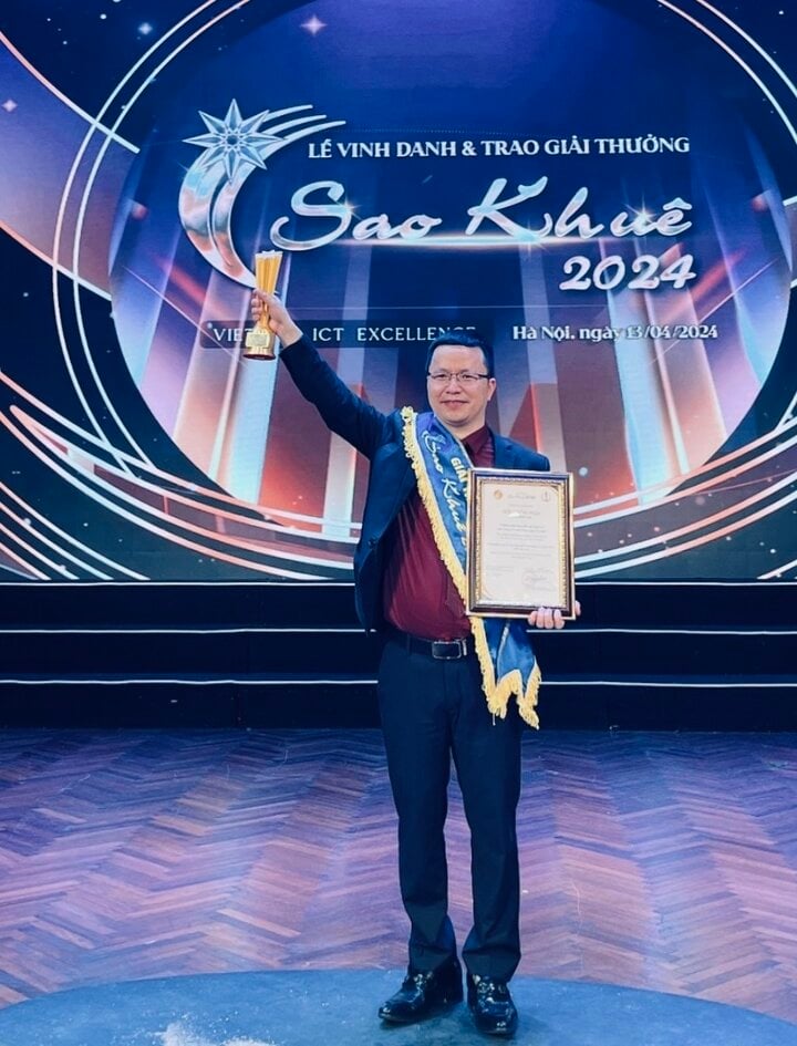 Tony Vu ​​ซีอีโอของ job3s.vn เป็นตัวแทนแพลตฟอร์มรับรางวัล Sao Khue Award 2024