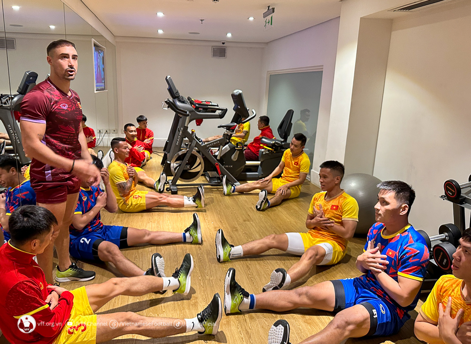 Đội tuyển futsal Việt Nam được xe đặc chủng hộ tống khi đến Paraguay - Ảnh 2.