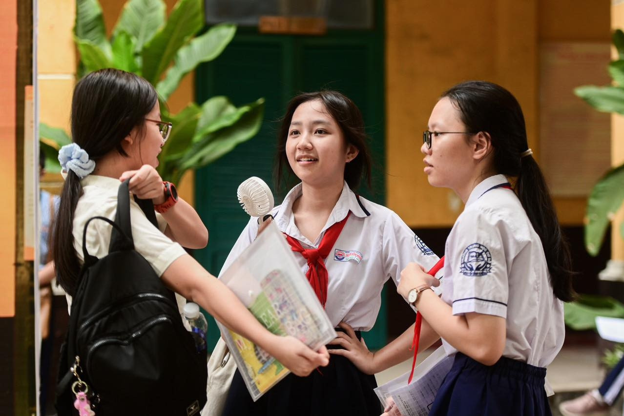 ¿De qué escuelas provienen los candidatos con puntajes altos en el examen de décimo grado en 2024 en Ciudad Ho Chi Minh?