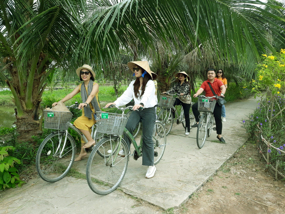 Touristen besuchen Con Chim, eines der grünen Reiseziele in der Provinz Tra Vinh. Vinh. Foto von : Hoai Nam