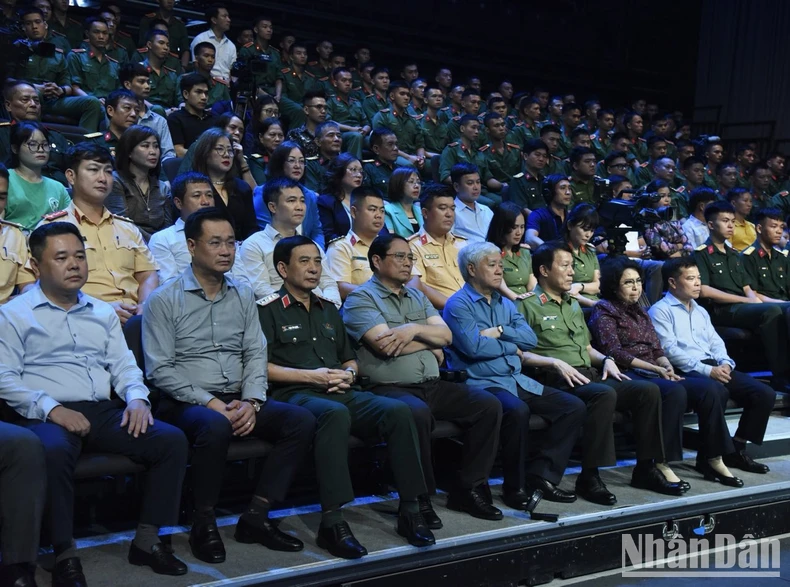 El primer ministro Pham Minh Chinh asistió al programa de televisión en vivo 'Vietnam's Fulcrum' foto 2