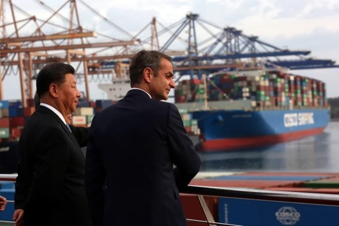 Chinese President Xi Jinping (left) and Greek Prime Minister Kyriakos Mitsotakis at the port of Piraeus, Greece in November 2019. Photo: Reuters