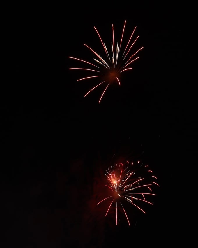 Fuegos artificiales de baja altura en la ceremonia. Foto: Hung Le