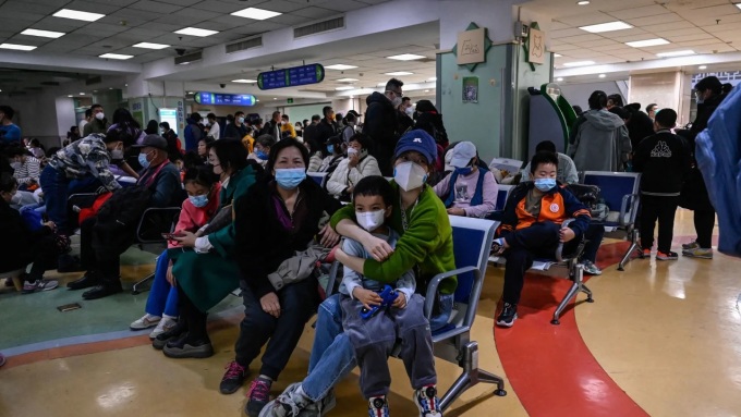 Familien im Wartebereich eines Kinderkrankenhauses in Peking, China, am 23. November. Foto: AFP
