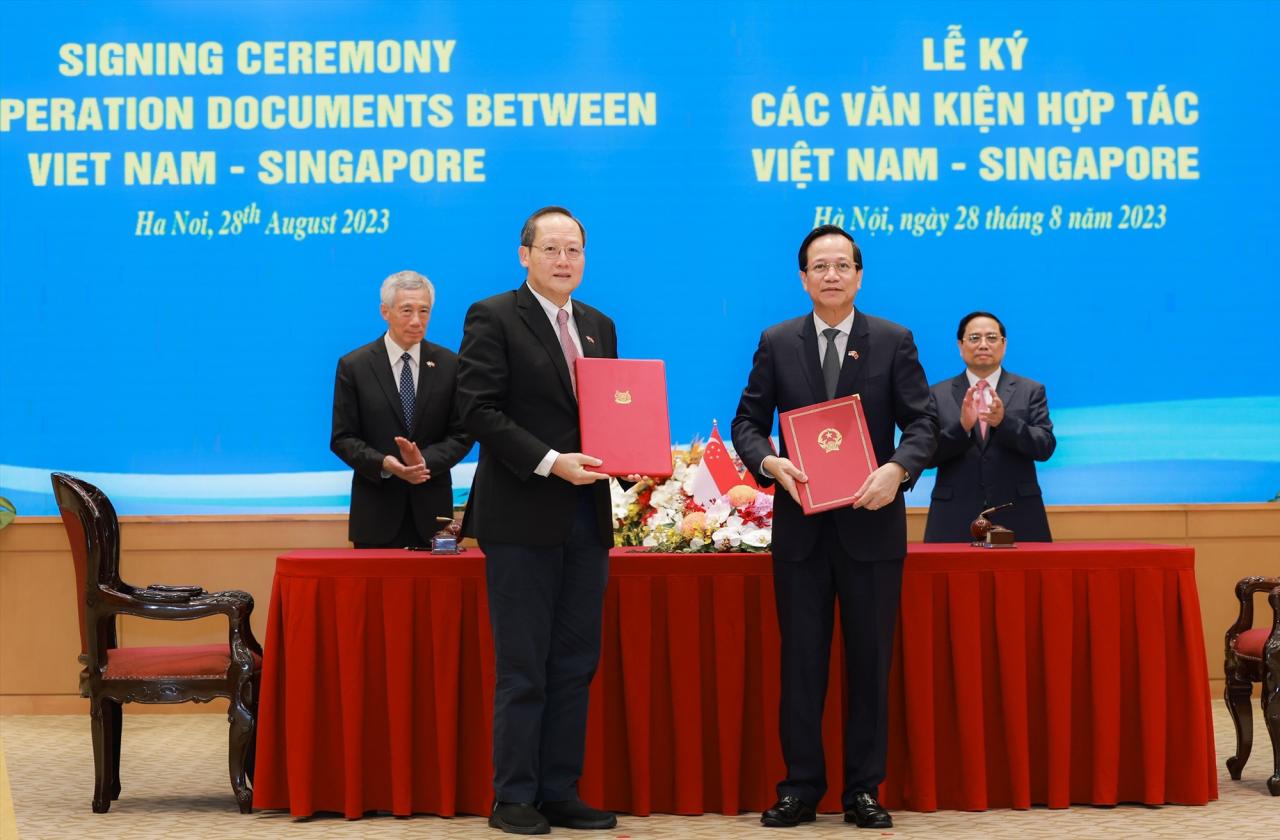 Los primeros ministros de Vietnam y Singapur presencian la ceremonia de firma de siete documentos de cooperación