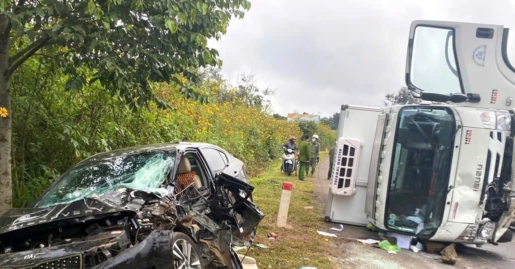 トラックが制御不能となりホーチミン道路で衝突、3人重傷