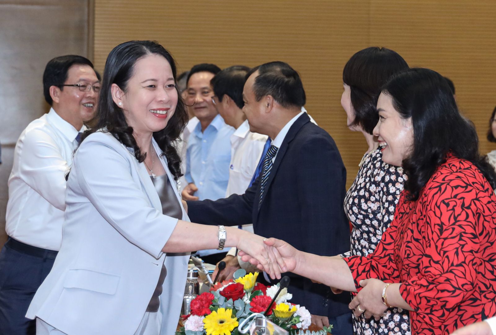 La presidenta interina Vo Thi Anh Xuan asiste a la Conferencia de resumen del Pacto de Emulación de 2023 del Clúster de Emulación de las provincias de las Tierras Altas Centrales y la Costa Central