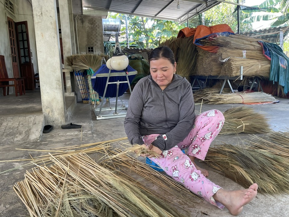 Bà Lê Thị Nở đã có nhiều năm gắn bó với nghề làm chổi đót.