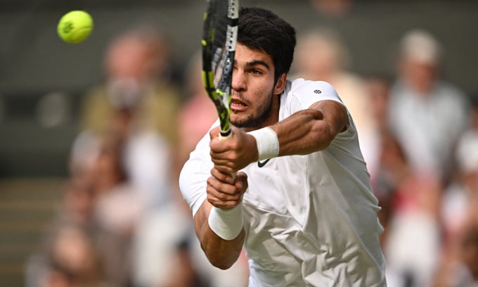 Alcaraz mit einer Rückhand im Wimbledon-Finale 2023. Foto: Reuters