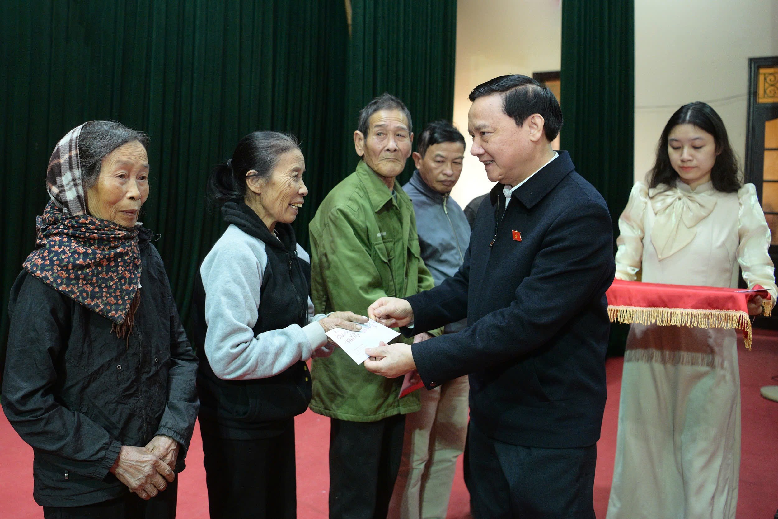 Phó Chủ tịch Quốc hội Nguyễn Khắc Định trao quà Tết cho hộ nghèo, hộ có hoàn cảnh khó khăn của huyện Đông Hưng, tỉnh Thái Bình. (Ảnh: quochoi.vn)