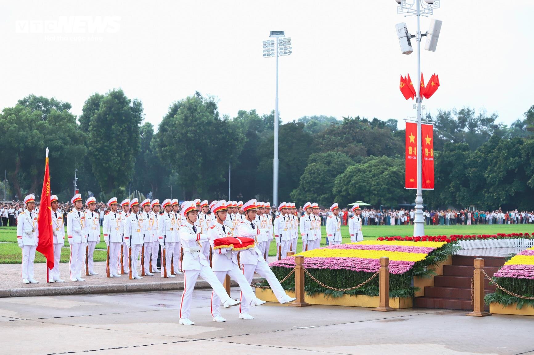 Thousands of people lined up from early morning to watch the flag-raising ceremony to celebrate National Day September 2 - 6