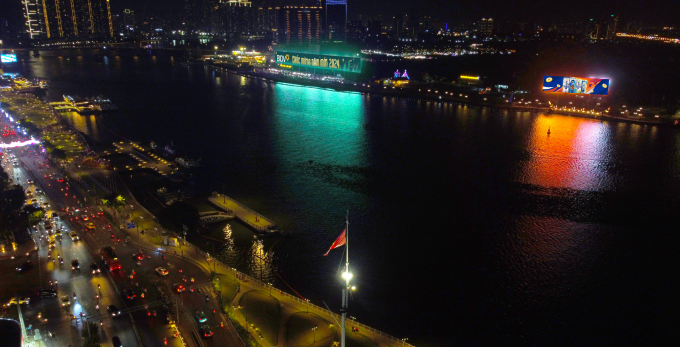 Nhiều thương hiệu nổi tiếng quảng bá trên hệ thống màn hình Sky Led Thủ Thiêm. Ảnh: Bizman Media