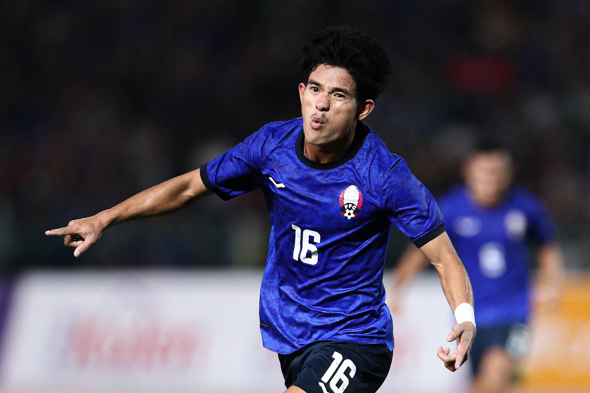 Cái cúi đầu tiếc nuối của Keisuke Honda khi Campuchia bị cầm hòa phút cuối - 6