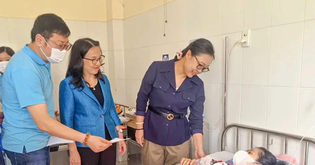 Ministry of Health requests clarification on the cause of more than 220 workers in Vinh Long being hospitalized after meals