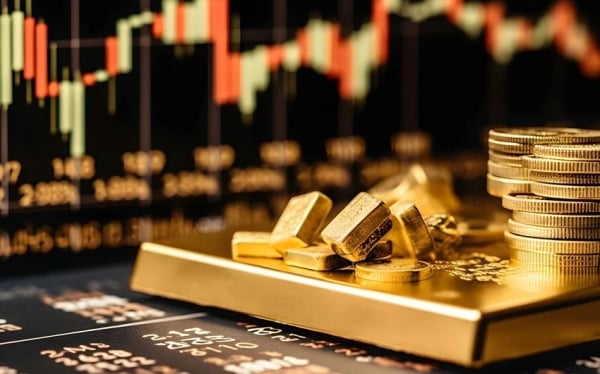 Gold prices hover near record highs