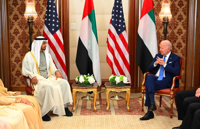 VAE-Präsident bin Zayed Al Nahyan (links) und US-Präsident Joe Biden im Juli 2022 in Dschidda, Saudi-Arabien. Foto: AFP