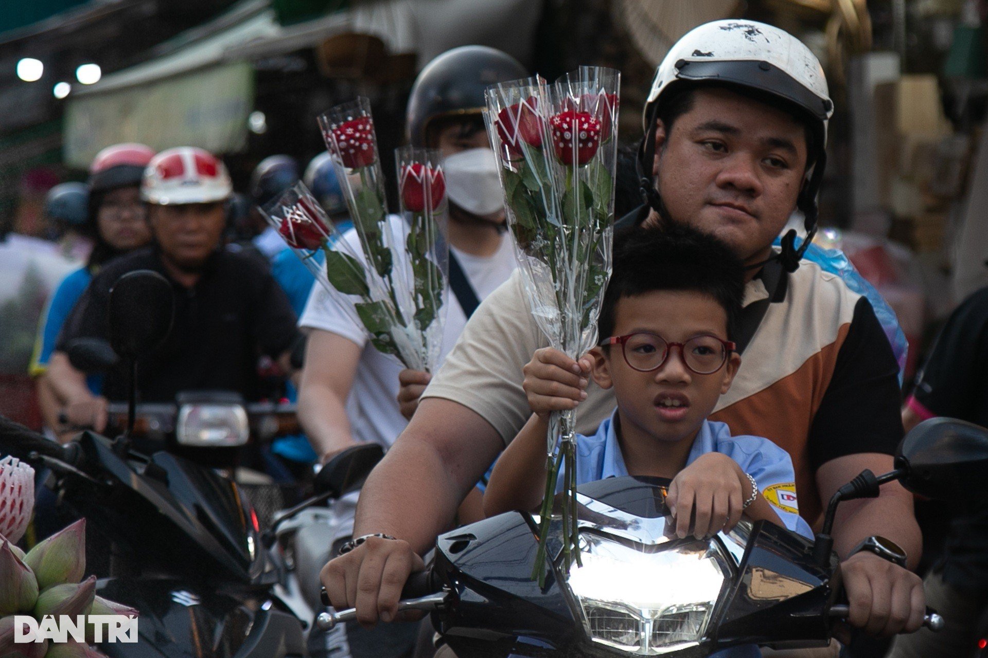 Crowding at the largest flower market in Ho Chi Minh City on March 8th photo 2