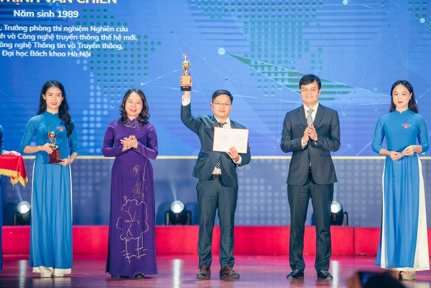 La Dra. Trinh Van Chien (en el centro) recibió el premio Globo de Oro 2023.