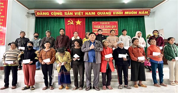 Deputy Minister, Vice Chairman Y Thong visited and presented Tet gifts to prestigious people and poor households in Gia Lai