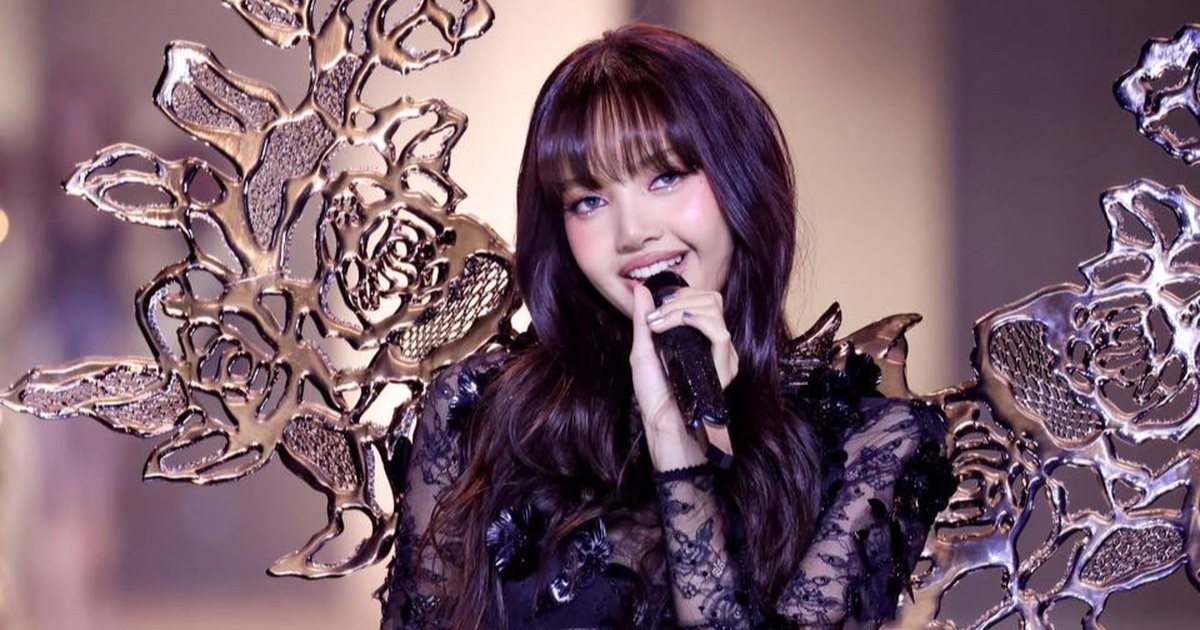 Lisa wears angel wings and lingerie to perform at Victoria's Secret Fashion Show