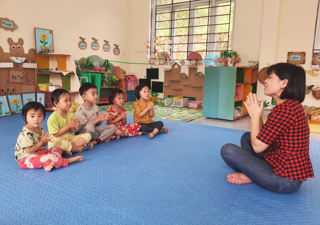 La maestra Thi Luong en una clase de jardín de infantes.