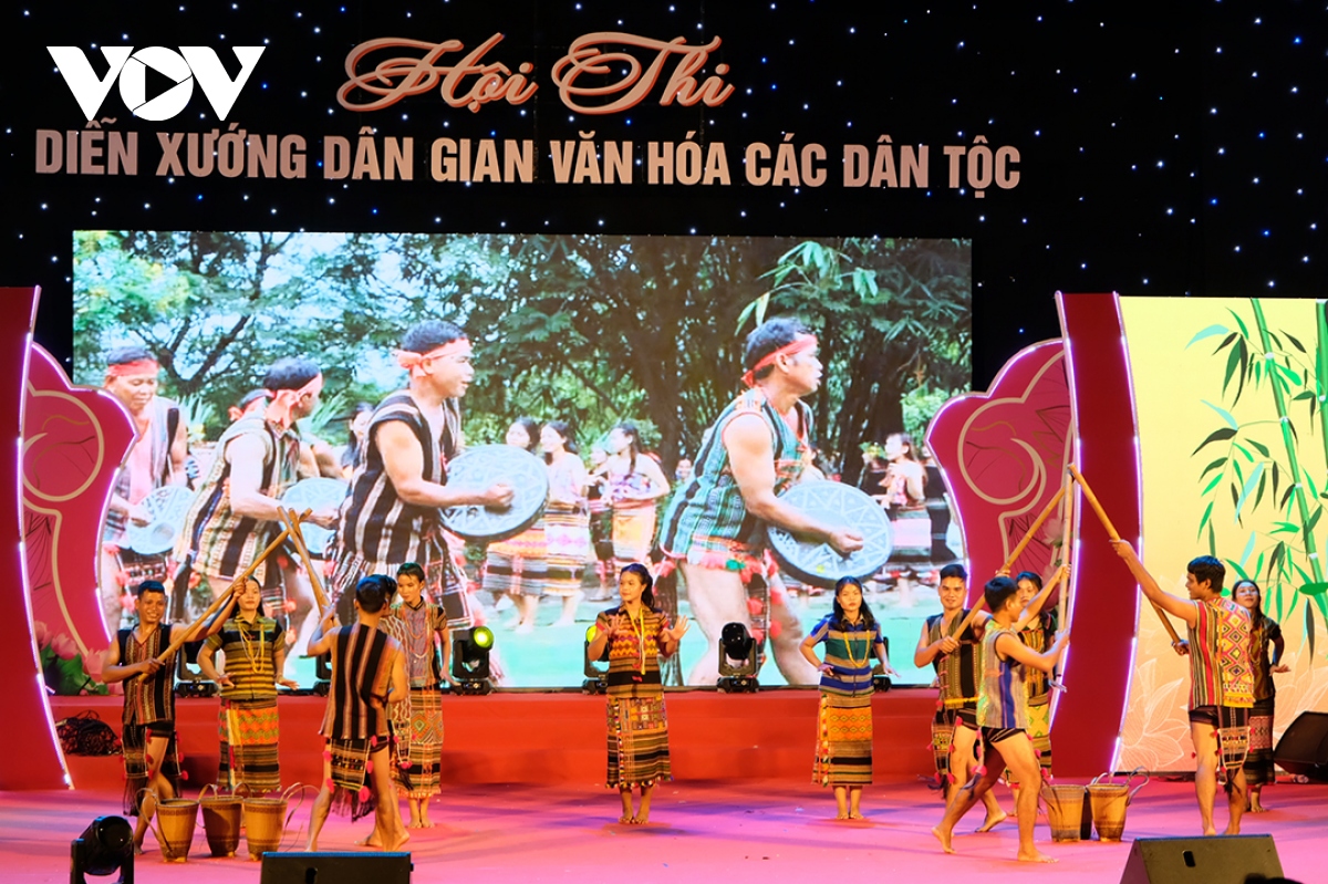 Dam da ban sac cac dan toc trong ngay hoi dien xuong van hoa dan gian hinh anh 2