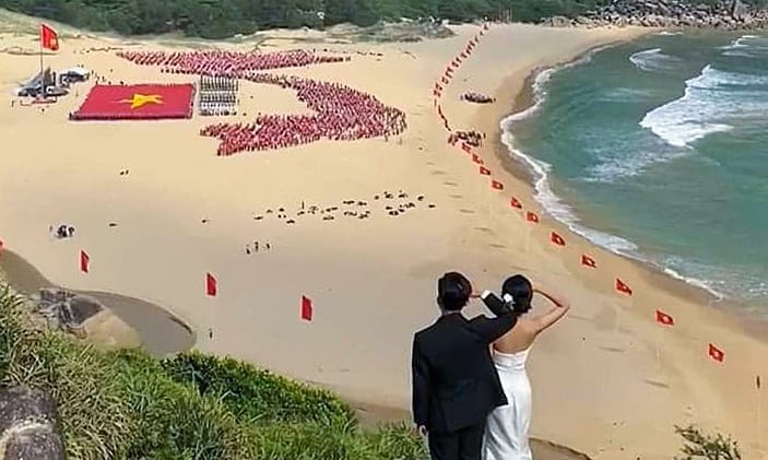 Fotografía de boda durante la ceremonia de izamiento de la bandera.