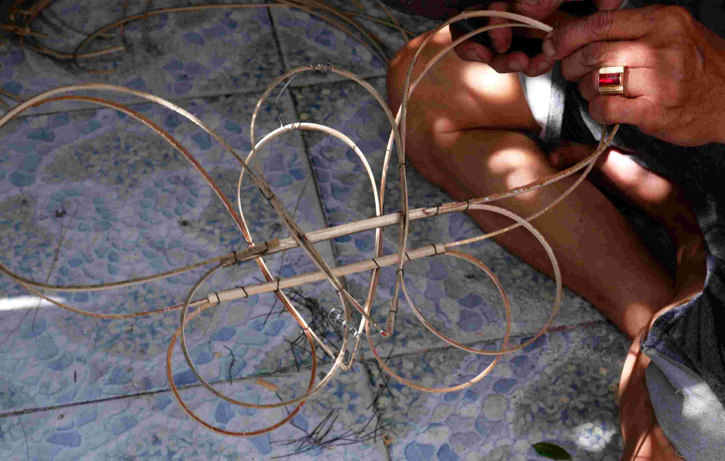 Creating a bamboo frame for a butterfly lantern. Photo: Phuong Uyen