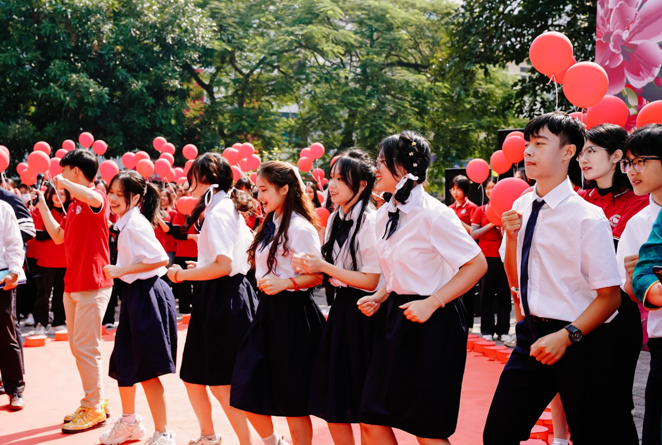 Los estudiantes bailaron y cantaron con entusiasmo en el Día del Maestro Vietnamita.