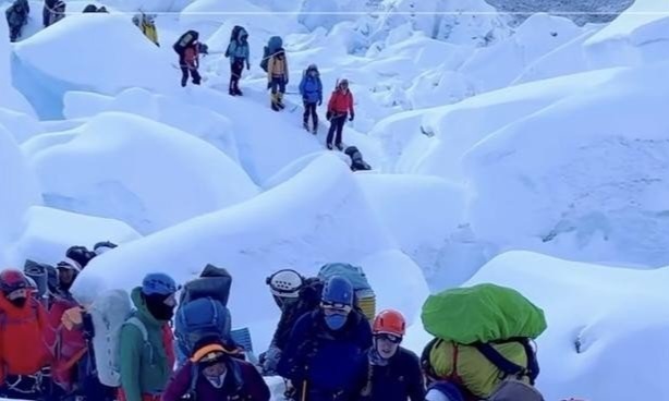 Traffic jam repeats on Mount Everest