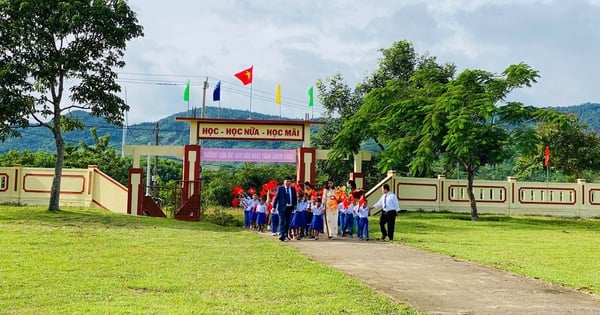 Ngày khai giảng rộn ràng ở miền núi, hải đảo...